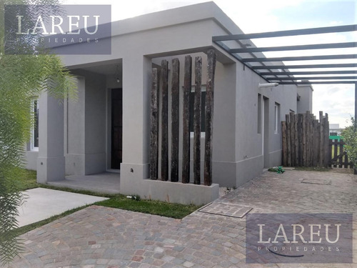 Imagen 2 de 17 de Casa En Venta - Santa Elena, Pilar Del Este