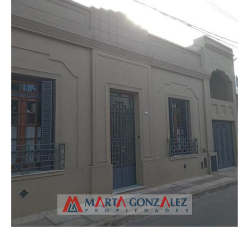 Casa En Venta De Estilo Villa Sarmiento Zona Ward, En Planta