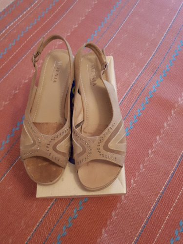 Sandalias Para Damas. Talla 39. Color Beige. Poco Uso