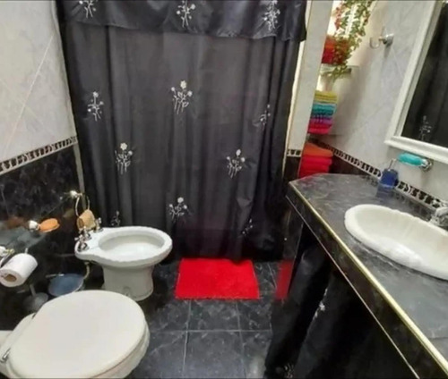 Casa En Venta - 3 Dormitorios 2 Baños - Cochera - 230mts2 - Morón