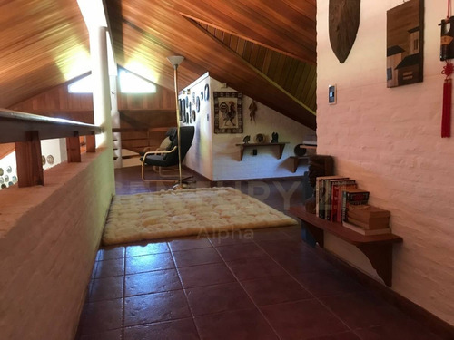 Imagen 25 de 30 de Excepcional Residencia Con Hermoso Parque En Atlantida.