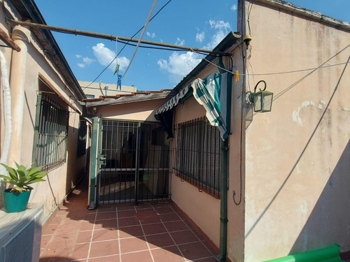 Venta - Casa En Beccar Con Dos Viviendas En Block Y Garage. Ideal Inversión.
