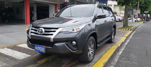 Imagen 1 de 11 de Toyota Fortuner 2.4 Diesel