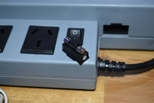 Imagen 4 de 7 de Estabilizador Atomlux De R1000 1000 Va 2 Pc
