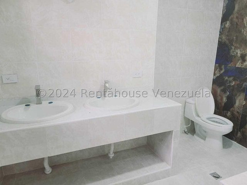 Casa Moderna Totalmente Remodelada, Con Amplios Espacios Iluminados Colinas De Guataparo 24-23018