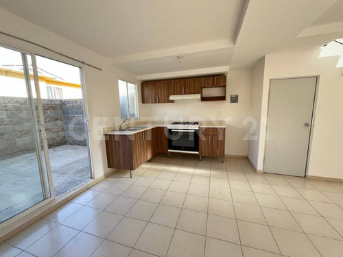 Casa En 2 Niveles Con Patio De Servicio En Real Solare, El Marqués, Querétaro