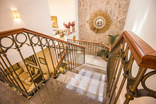 Casa En Venta En Valle Real Frente A Parque