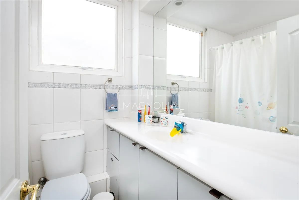 Imagen 4 de 27 de Casa En Venta De 3 Dorm 3 Baños Mas Serv En Lo Barnechea