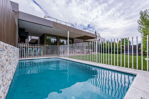 Casa En Venta De 6 Dorm. En Las Condes