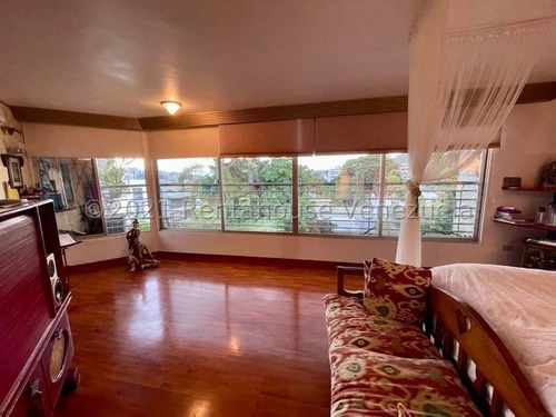 Imagen 8 de 14 de Apartamento Venta Los Palos Grandes Mls #22-12789 Elegante Apartamento Con Cómoda Y Relajante Terraza Con Vista Panorámica, Posee Pisos De Mármol, 5 Habitaciones Más 2 De Servicio
