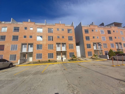 Espectacular Apartamento Ubicado En Laureles Country, Precio De Oportunidad Donde Podrás Remodelar Y Convertir En El Hogar De Tus Sueños. Seguridad. 24/7