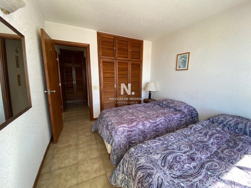 Apartamento En Playa Mansa A 1 Cuadra Del Mar Y A Dos De La Playa Brava-ref:556