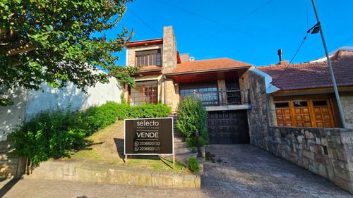 En Venta Chalet De 4 Ambientes Con Dependencia . Barrio San Carlos.