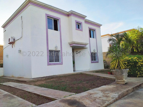 En Venta Comoda Casa De 2 Niveles En Coro