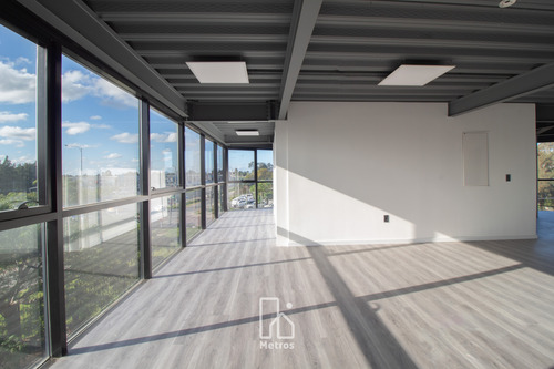 Alquiler Edificio De Oficinas Próximo A La Tahona - Frente A Car One - Excelente Ubicación - Estacionamiento Interno