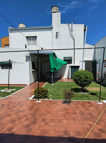 Casa En Venta - 2 Dormitorios 2 Baños - 275mts2 - Tolosa