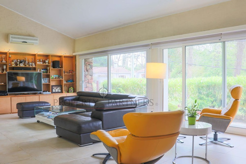 Imagen 2 de 15 de Impecable Casa Para Vivir Todo El Año, A Pasos De Punta Shop