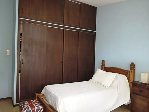 Agradable Chalet En Amplio Terreno De 1076 M2