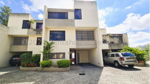 Town House En Calle Cerrada Con Doble Vigilancia Privada En Lomas De Prados Del Este. Mls 24-23609 Zr