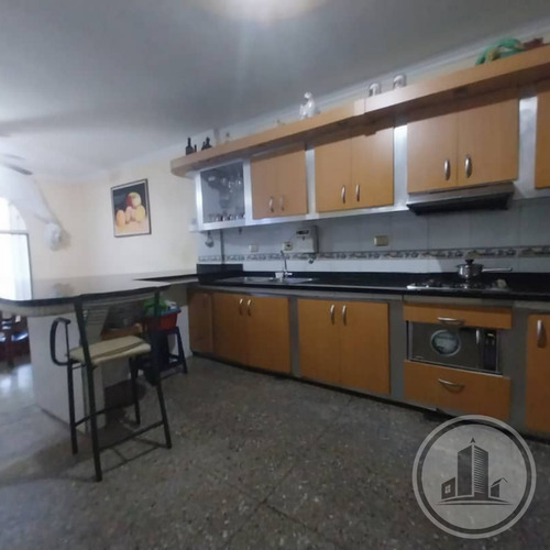 Casa En Venta Barrio Lourdes Maracay 06js
