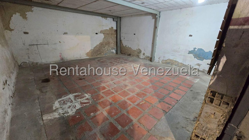 Ms: 25-24198 Se Vende Amplio Y Cómodo Galpón En Catia. A=867m2, 2b, 8p.