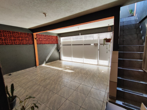 Casa Com Excelente Localização De Mercados, Posto De Saúde E Outras Facilidades
