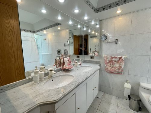 Depto De 5 Dorm, 4 Baños, Amplios Espacios En 220 Mt2 Utiles