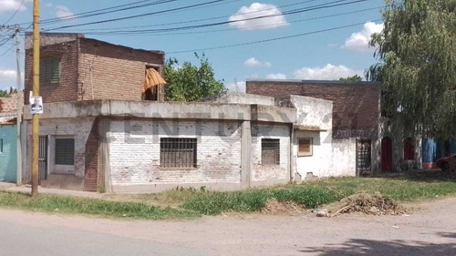 Casa En Esquina A Reciclar En Santa Fe.