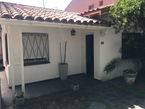 Casa En Venta - 2 Dormitorios 2 Baños - Cochera - 381mts2 - Temperley