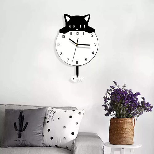 A El Pez Gato Oscila Y El Reloj De Pared Decorado Con