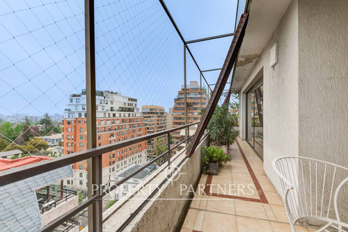Amplios Espacios Y Vista Despejada En Edificio Clá...