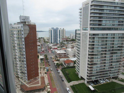 Apartamento De 3 Dormitorios En Venta En Punta Del Este