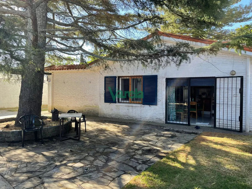 Casa En Venta En Atlantida, 3 Dorm, Garaje, Barbacoa Y Apto Servicio