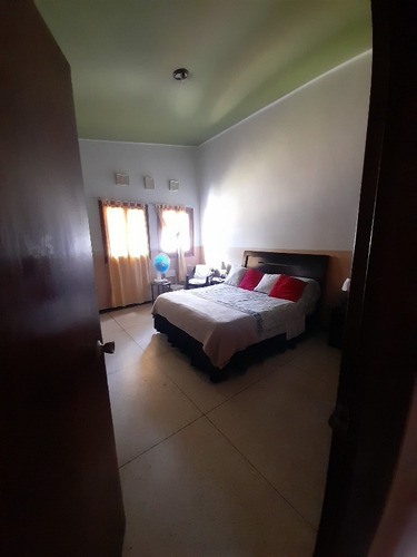 Imagen 21 de 28 de Fernando Guerrero Vende Casa Urb Trigal Sur Calle Abierta, Av Ppal Del Triga