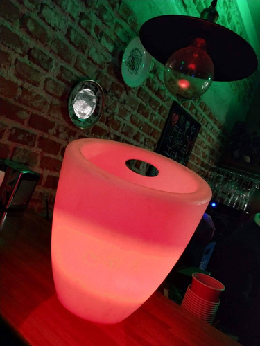 Imagen 8 de 10 de Alquiler Living - Juego De Living - Puff Led - Champañeras