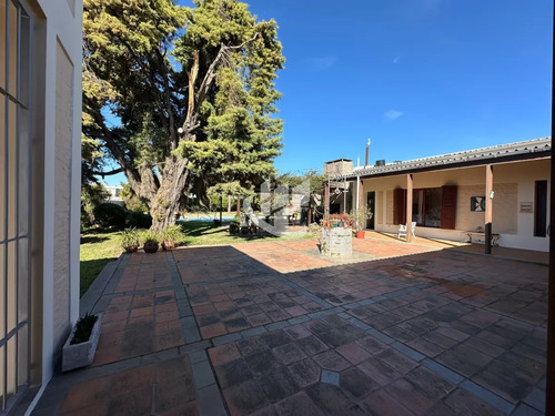 Casa Centrica En Mercedes Lista Para Ingresar, Con 1.000 M2 De Terreno