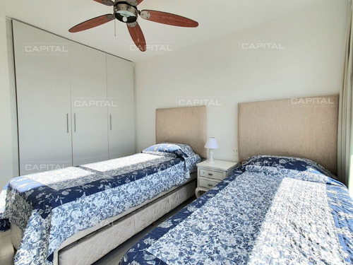 Imagen 10 de 19 de Venta Departamento Primera Línea Dos Dormitorios Y Dependencia De Servicio En Playa Mansa Punta Del Este - Punta Del Este Mansa