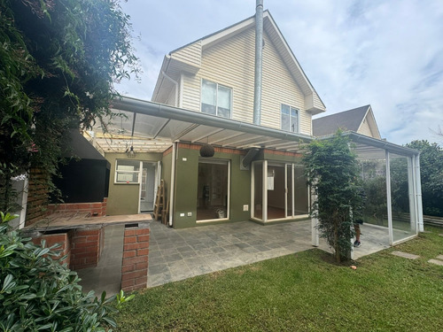 Arriendo Amplia Casa En Condominio!! 2 Estacionamientos!