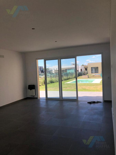 Casa Con Pileta De Construccion Tradicional - San Ramon Pilar Del Este