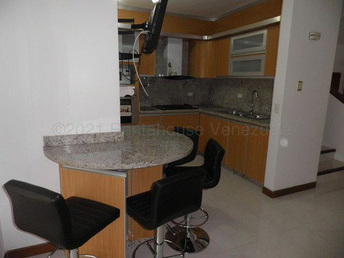 Julio Latouche 23-17568 Townhouse En Venta Trigal Norte Valencia, Amplio, Cómodo, Bella Cocina.