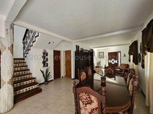 Vendo Hermosa Casa Ubicada En Villas Ingenio Ii Maracay, Cód. 25-15879 Myc