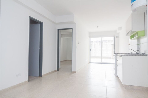 Venta 2 Ambientes Con Amplio Patio. Bajas Expensas