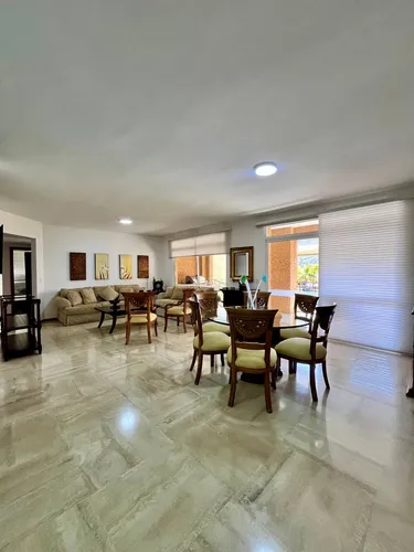 Venta Amplio Apartamento Vista, Plaza Mayor C. R. Siete Mare