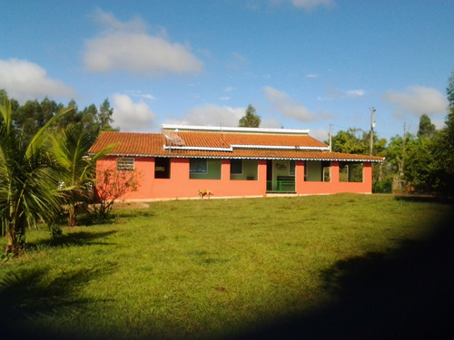 Casa Com 4 Cômodos, 2 Banheiros, Área De Serviço,