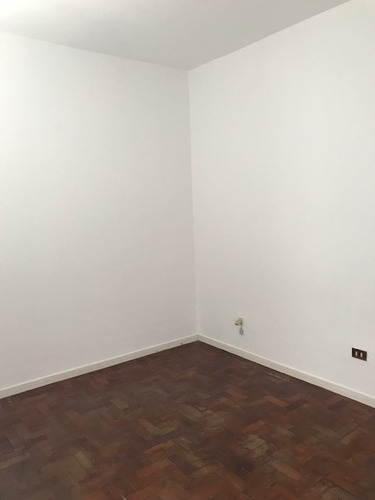Imagen 4 de 7 de Depto 2 Amb C/ Patio , Dos Cuadras De Av. Rivadavia