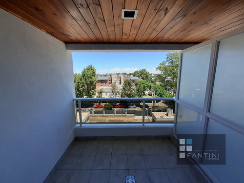 Casagrande // 1 Dorm // Cochera // Bº Jardín // Balcón // Piso Medio