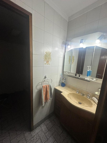 Casa Con Garage Sobre Avenida En Venta!!!