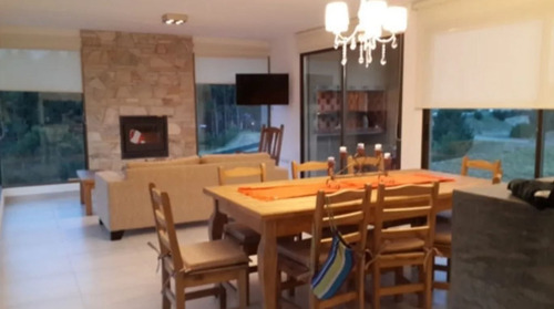 Casa En Venta De 4 Dormitorios C/ Cochera En Costa Esmeralda