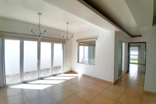 Casa Con Recámara  Principal Con Baño Y Vestidor En Planta Baja - Cumbres Del Lago