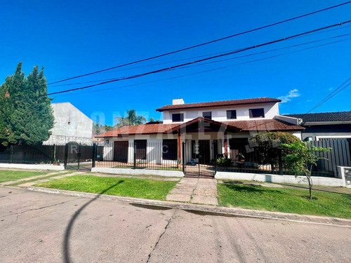 Casa 5 Amb En Barrio Uno - Con Piscina